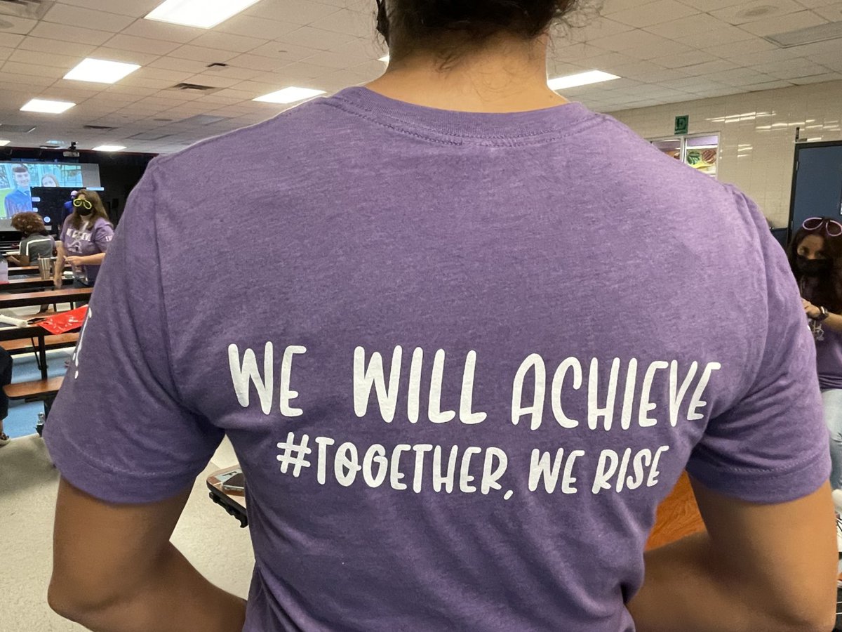 Convocation!  Celebration!  Glad to be Back!
🎉🥳🎉  
#WeRiseIrvingISD