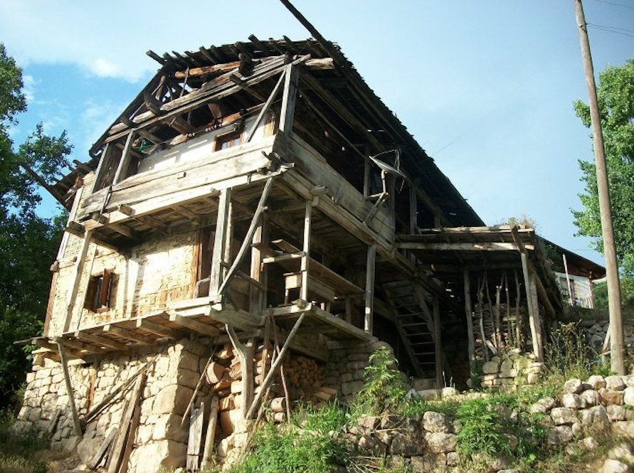 tetri_khari's tweet photo. #Ardanuç ilçesinde #Hamurlu köyü. Eski adı #Hemogoreti (ხემოგორეთი). Türkçe #Hamgoret (خامكەرت), #Hamogret, #Hamogöret vs. Erdosgomi (ერდოსგომი), Sadgomi (სადგომი), Sathe (სათხე), Sanati (სანათი), Katameti (ქათამეთი) gibi Gürcüce yer adları.
https://t.co/aL1gvRekYy https://t.co/hub3Sg7x2J