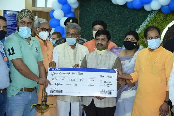 एयरपोर्ट बरेली से मुंबई सीधी उड़ान शुरू होने पर एयरपोर्ट पर आयोजित समारोह में मुम्बई जाने वाले यात्रियों को बोर्डिंग पास देकर उ०प्र० नागर उड्डयन मंत्री श्री <a href="/nandgopalguptas/">Nand Gopal Gupta</a> जी, के साथ रवाना किया. इस अवसर पर भारत सरकार नागरीय विमानन मंत्री श्री <a href="/JM_Scindia/">Jyotiraditya M. Scindia</a> <a href="/santoshgangwar/">Santosh Gangwar</a> भी रहे