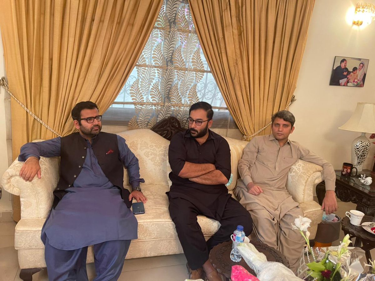 ایف بی ایریا ڈسٹرک سینٹرل سے تعلق رکھنے والے جیالوں کی ثاقب غنی کی قیادت میں بیرسٹر ہالار وسان فرزند منظور وسان سابقہ وزیر داخلہ سندھ اور موجودہ مشیر برائے ذرعی امور سے ملاقات۔ ملاقات میں تنظیمی حوالے سے مشورے لئے گۓ اور مشیر بننے کی مبارک باد دی۔
<a href="/HWassan/">MPA Barrister Hallar Manzoor Wassan</a> <a href="/AmanMasoodKhan/">Aman Masood Khan</a>