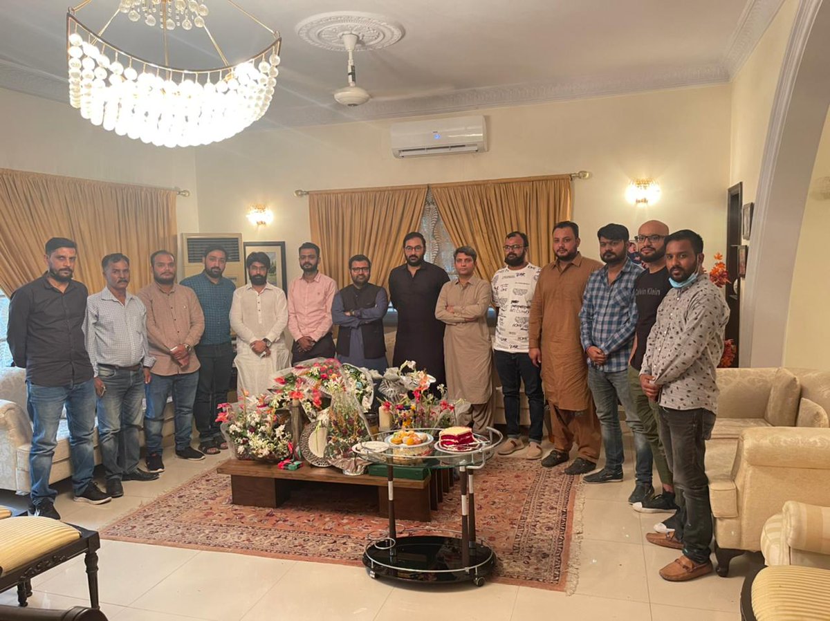 AreaFederal's tweet photo. ایف بی ایریا ڈسٹرک سینٹرل سے تعلق رکھنے والے جیالوں کی ثاقب غنی کی قیادت میں بیرسٹر ہالار وسان فرزند منظور وسان سابقہ وزیر داخلہ سندھ اور موجودہ مشیر برائے ذرعی امور سے ملاقات۔ ملاقات میں تنظیمی حوالے سے مشورے لئے گۓ اور مشیر بننے کی مبارک باد دی۔
@HWassan @AmanMasoodKhan https://t.co/2TqJS4Wtag