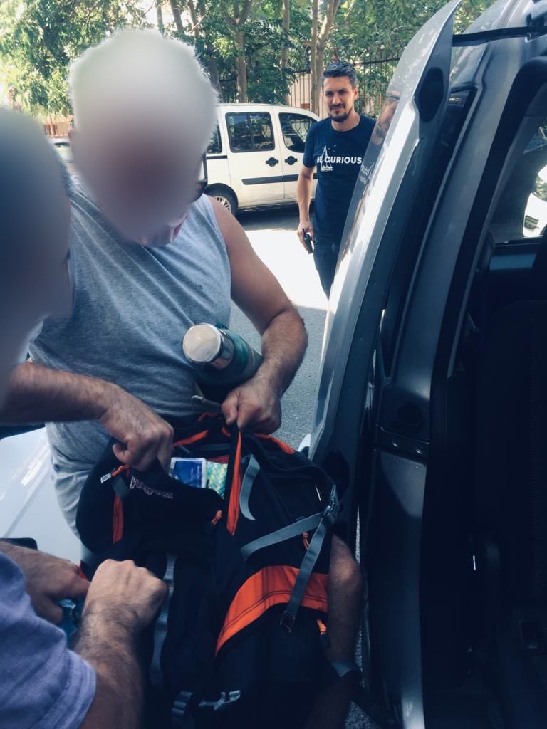hilmiturkmen34's tweet photo. Binlerce ağaç olan Validebağ Korusu’nda “torpil” patlatan şahsı zabıtamız suçüstü yakaladı. Şahsın çantasından onlarca torpil daha çıktı.
Çıkan yangını büyümeden hızla söndürüp, şahsı polise teslim ettik.
2 gün önce kurumuş otları biçip temizlemeseydik korumuz küle dönebilirdi! https://t.co/f4YkK6O066
