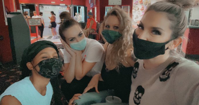 Went skating last night with these babes @therealJuliaAnn @freyaparkerxo @onlyjennafoxx https://t.co<a class="tags" href="/tag/therealjuliaann">@therealjuliaann</a><a href="/tag/fathersday"class="tags"><span>#fathersday</span></a><a href="/tag/dilf"class="tags"><span>#dilf</span></a><a href="/tag/dilfme"class="tags"><span>#dilfme</span></a><a href="/tag/gimmealltgedilfs"class="tags"><span>#gimmealltgedilfs</span></a>