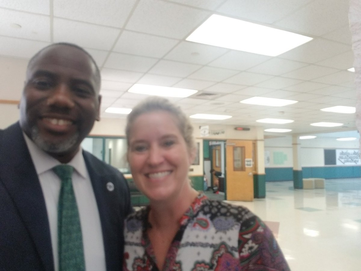 marcusdforney's tweet photo. MPMS is on it's way to an awesome  year. A bulletin board reminded me to be the change you want to see. Strong leadership is like a cold its contagious. #BuildingChampions #HISDHornets #HornetIMPACT #StingEm #TODAYISTHEDAY #TURNTHETIDE #TAKINGITTOTHENEXTLEVEL #POINTOFLIGHT https://t.co/vq7Z8zBy9i