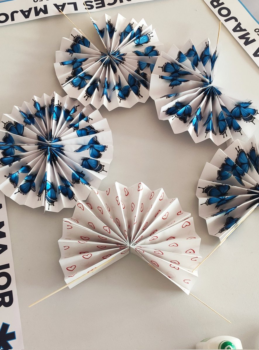 SenMarseille10's tweet image. Cette semaine c'était fabrication d'éventails chinois aux @SenMarseille10 . C'est autour de cet atelier manuel que nos résidents ont pu découvrir l'Asie. #Rires et bonne humeur étaient aux rdv! @senioriales #residenceseniors #DIY #senioractif #animation #happy