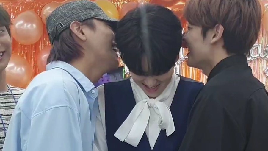 galaxyjiham's tweet photo. i'm so glad a.c.e have each other 

#HAPPY_BK_DAY
#살아도_김병관_죽어도_김병관
#에이스 #김병관 @official_ACE7 #ACE #KIMBYEONGKWAN https://t.co/fKdMIpP9Ya