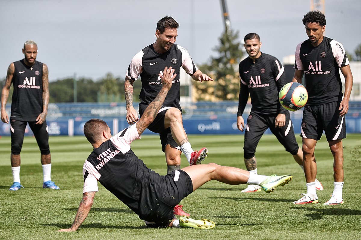 PSG_inside's tweet photo. 📸⚽️

#PSGxMESSI https://t.co/swN5jbGj28
