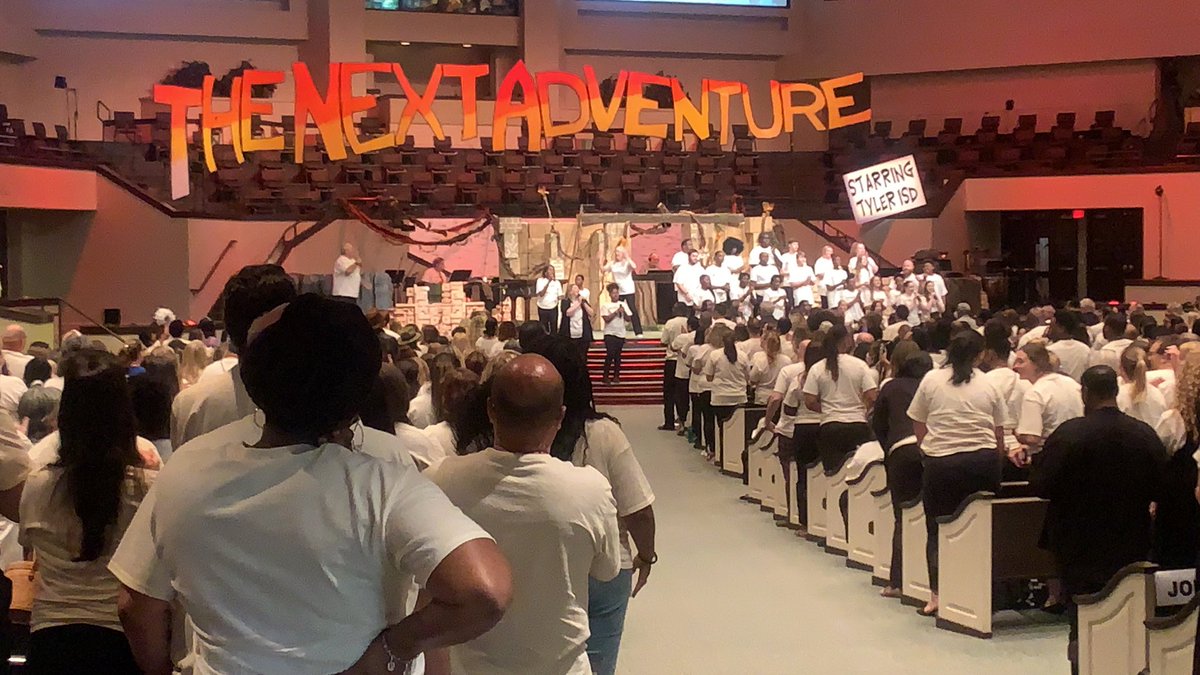 Ciaralovesbooks's tweet photo. Best moment of convocation? Watching our students run in. They were so excited to sing to us! #letsrockthis #thenextadventure #tylerisd #BacktoSchool2021 https://t.co/eAkgZnzxvp
