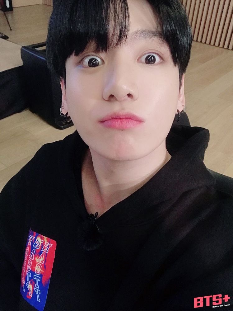 ddan_bbo's tweet photo. 비밀연애 시작한지 반년쯤. 사실 알면 놀라 나자빠질 멤버들한테도 비밀로 하고 오히려 붙어있는 횟수도 줄이며 우리 진짜 안들킬거같아여 뿌듯한 얼굴로 허리 안아오는 연하 머리 쓰다듬던 민윥기. 이거 나름 사내연애 아닌가. 이렇게 숨기기 쉬운걸 남들은 걸린다고? 하며 우습다 생각했었지 #국슙 https://t.co/NZHQD6uCUR