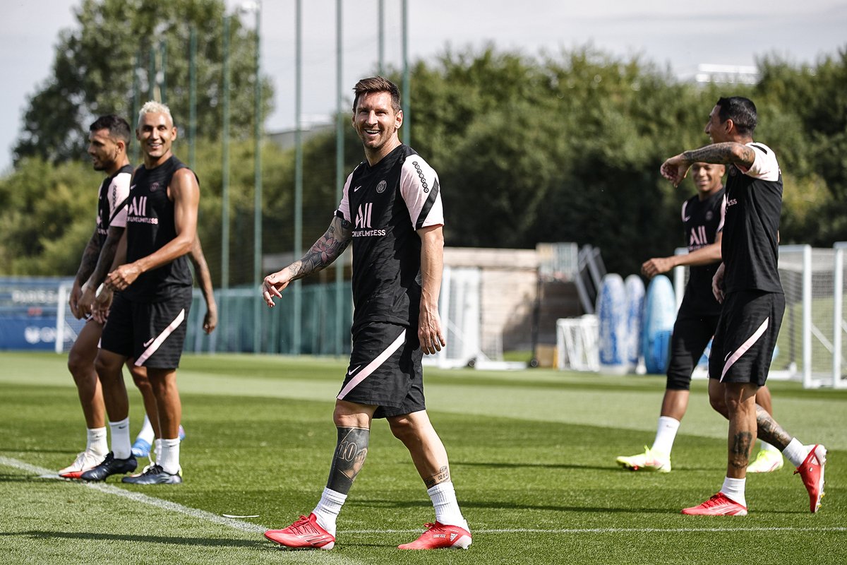PSG_inside's tweet photo. 📸⚽️

#PSGxMESSI https://t.co/swN5jbGj28