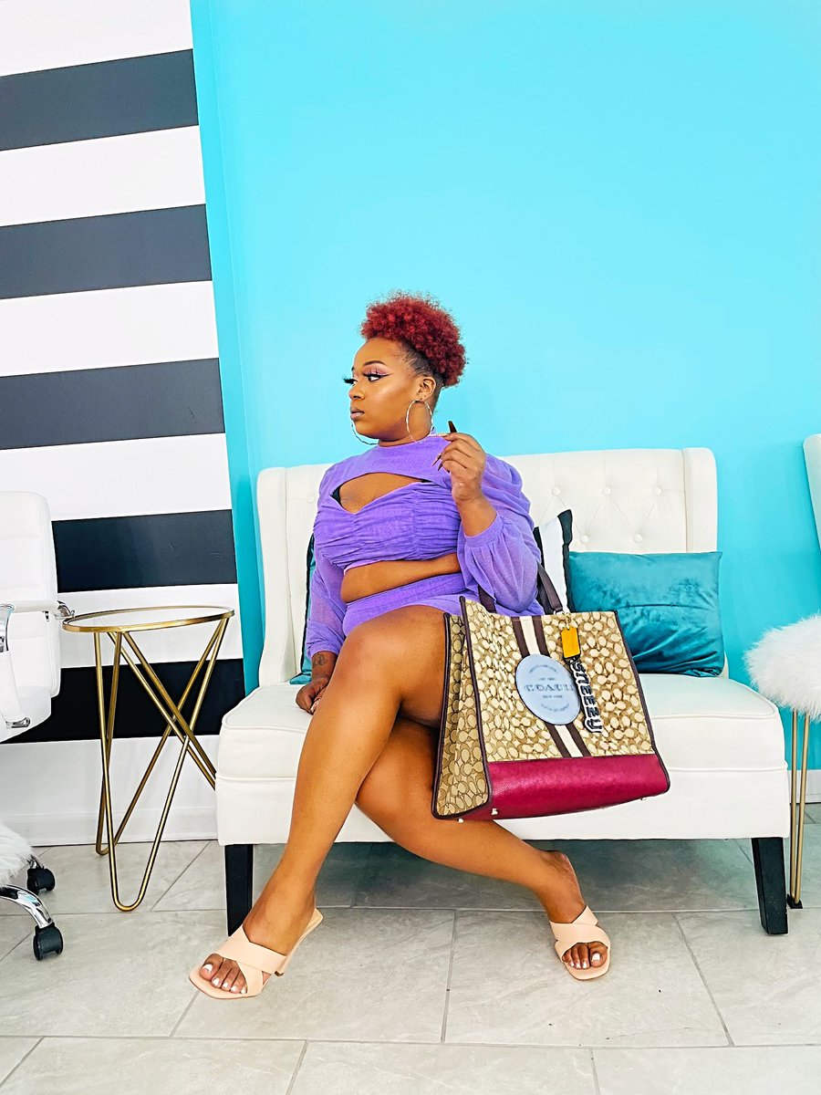 ASavageComeback's tweet photo. I was about to tell y’all I’m the shit, but y’all already knew that. 💅🏾
#fashionnovacurve #coach #forever21 #plusmodeling #chicagomodel #magazineshoot https://t.co/eYDFfs5gJX