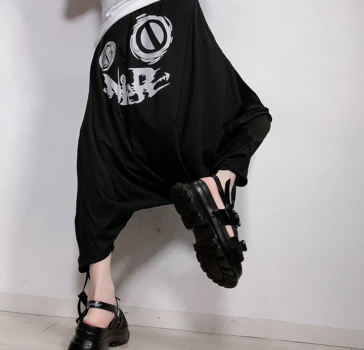 NieR_tokyo's tweet photo. 🎁本日〆切プレゼント企画🎁

BLACK SARROUEL PANTS
【FACE LOGO】

🎁3名様にプレゼント🎁

ユニセックスアイテムです🐰

◼応募方法
フォロー(@NieR_tokyo) &amp; RT
◼締切〆  本日24時

※鍵垢の方も対象内です。
是非ご参加ください🙇‍♂️🙇‍♀️ https://t.co/sNyPmGnKZw