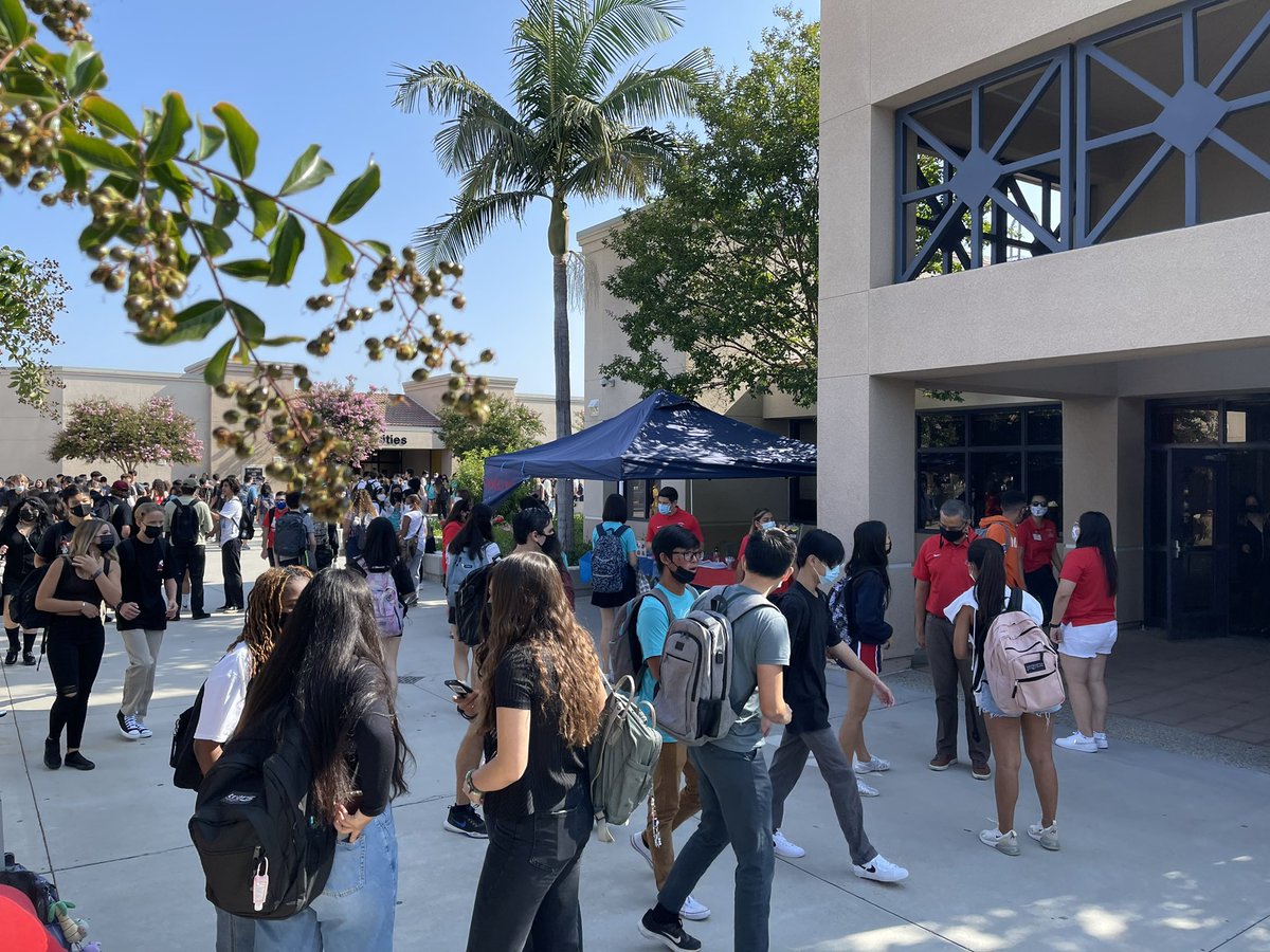 LOVE seeing kids and staff together on the first day of school! <a href="/beckman_hs/">Beckman High School</a> <a href="/tustinusd/">Tustin Unified School District</a> #thisistusd
