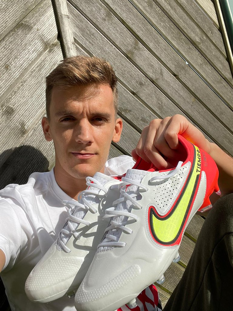 diego_2llorente's tweet photo. New Season. New Goals. New Tiempo 💥🎯⚽️
#TeamNike
#MotivationPack
@nikefootball https://t.co/vG1sqyCXUI