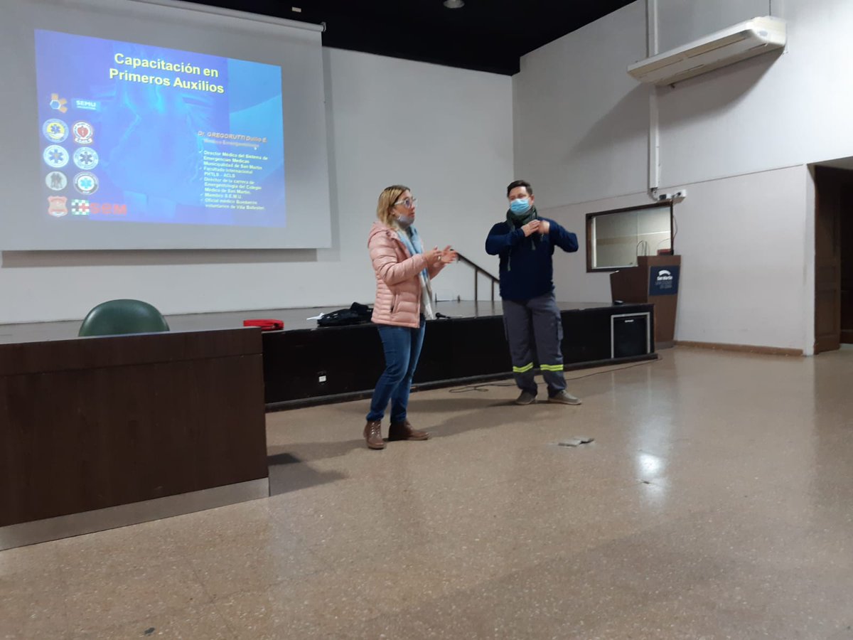 nancycappelloni's tweet photo. Acompañé una nueva jornada del plan de capacitación para nuestros agentes de control de tránsito, con el objetivo de seguir mejorando la seguridad vial.

En esta ocasión recibieron una clase sobre reanimación cardiopulmonar e intervención ante siniestros viales. https://t.co/bxkn1x7Kyn