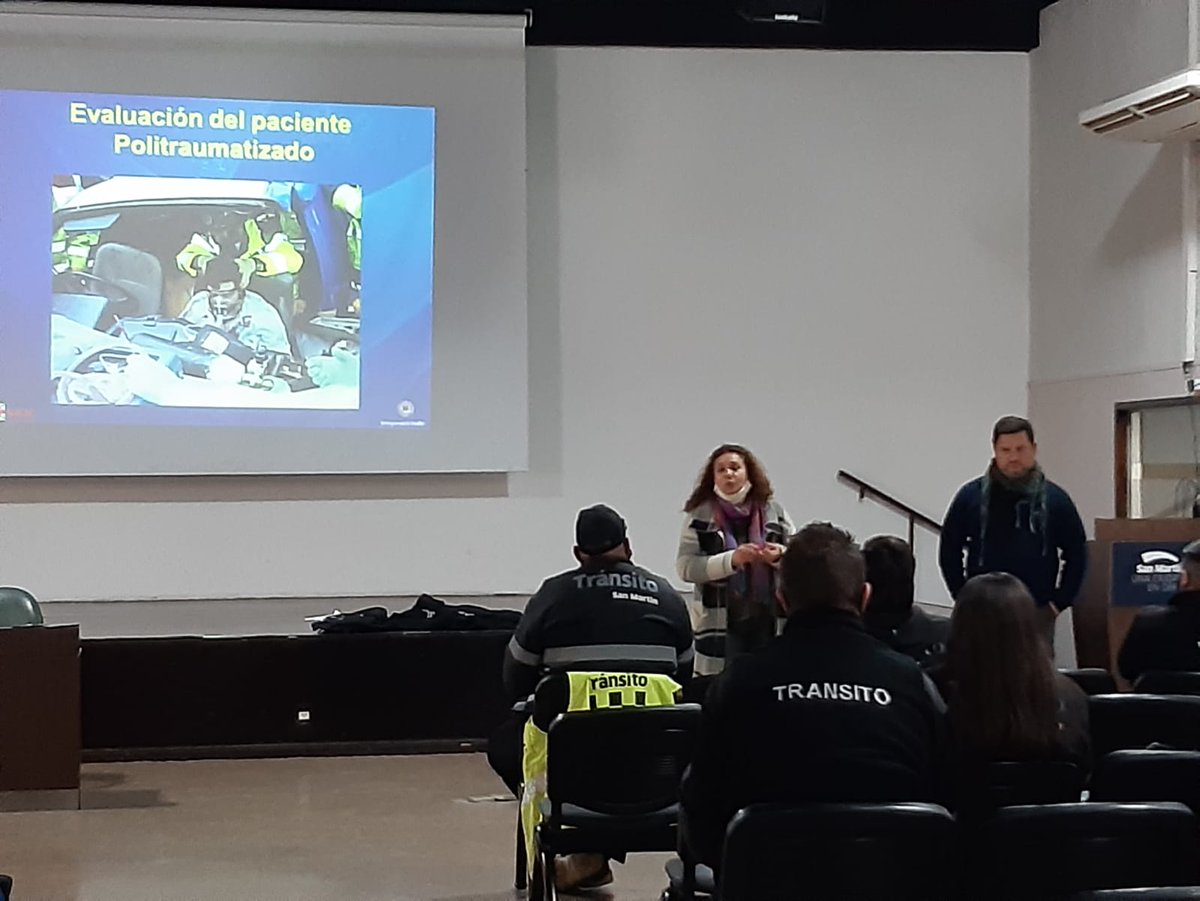 nancycappelloni's tweet photo. Acompañé una nueva jornada del plan de capacitación para nuestros agentes de control de tránsito, con el objetivo de seguir mejorando la seguridad vial.

En esta ocasión recibieron una clase sobre reanimación cardiopulmonar e intervención ante siniestros viales. https://t.co/bxkn1x7Kyn