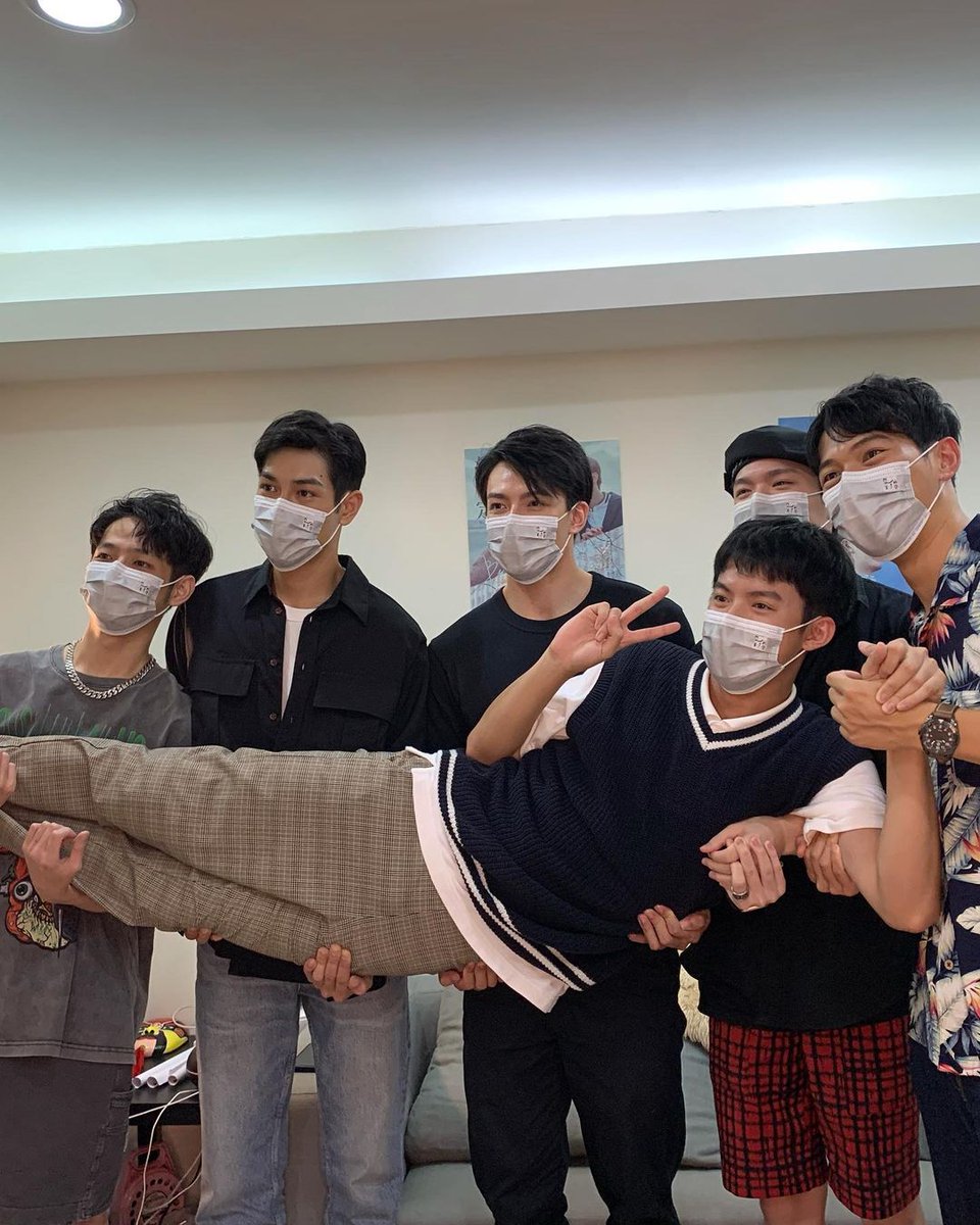 lilipixy's tweet photo. Tópico 🐑:
O Jn atualizou o IG dele com mais algumas fotos da live de ontem 🤍
Ele agradeceu pelo carinho do elenco, o Aaron curtiu o post 🌸
#BeLovedinHouse
#aaronhank
#jnsocool
#AaronLai
#HankWang https://t.co/aNBNaDLWTT