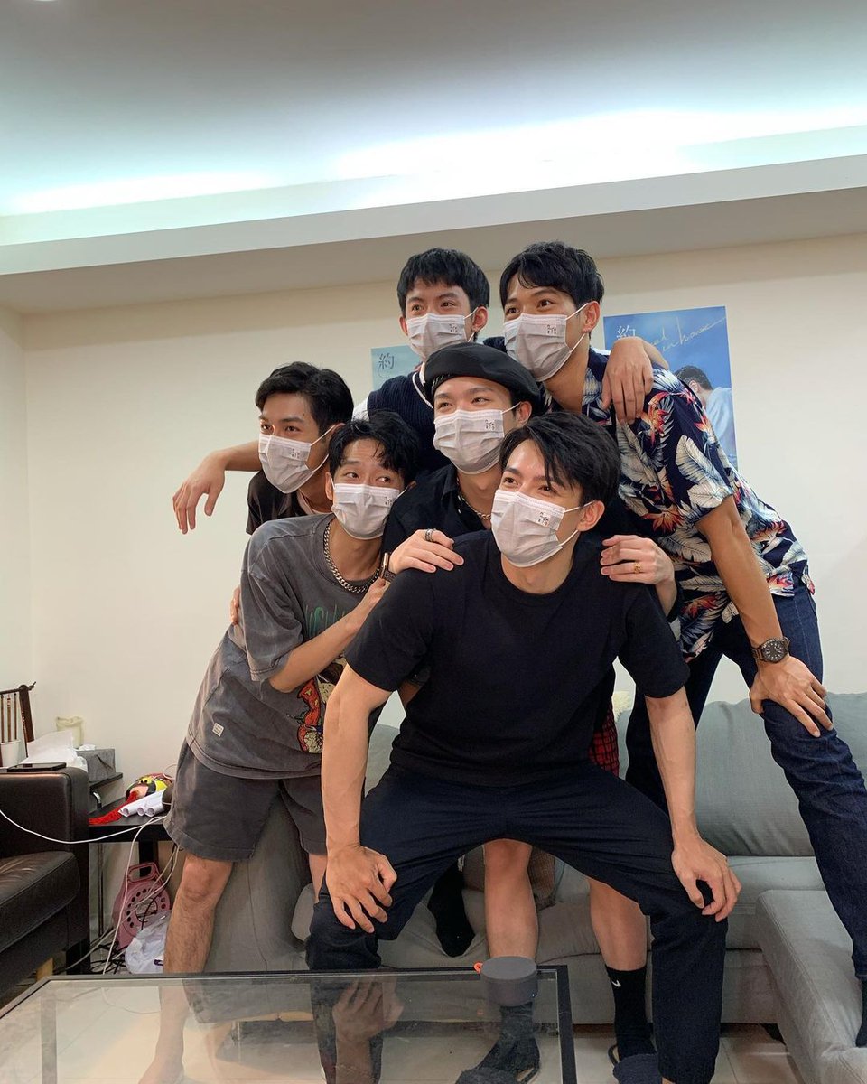 lilipixy's tweet photo. Tópico 🐑:
O Jn atualizou o IG dele com mais algumas fotos da live de ontem 🤍
Ele agradeceu pelo carinho do elenco, o Aaron curtiu o post 🌸
#BeLovedinHouse
#aaronhank
#jnsocool
#AaronLai
#HankWang https://t.co/aNBNaDLWTT