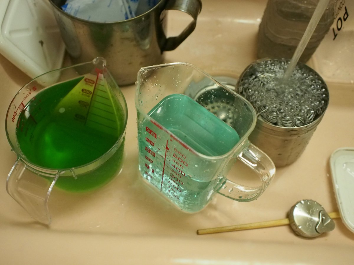 zubolla's tweet photo. フイルム #自家現像 したら現像液（右）と定着液（左）が緑色になった・・
フイルムは #Fomapan100 のブロニー版 現像液は富士SPD。前に35ミリ版現像した時は何ともなかったのに不思議です。溶いて半年経ったから変性したかな？でも現像はしっかりできてました。 https://t.co/zj6GqCPGYN