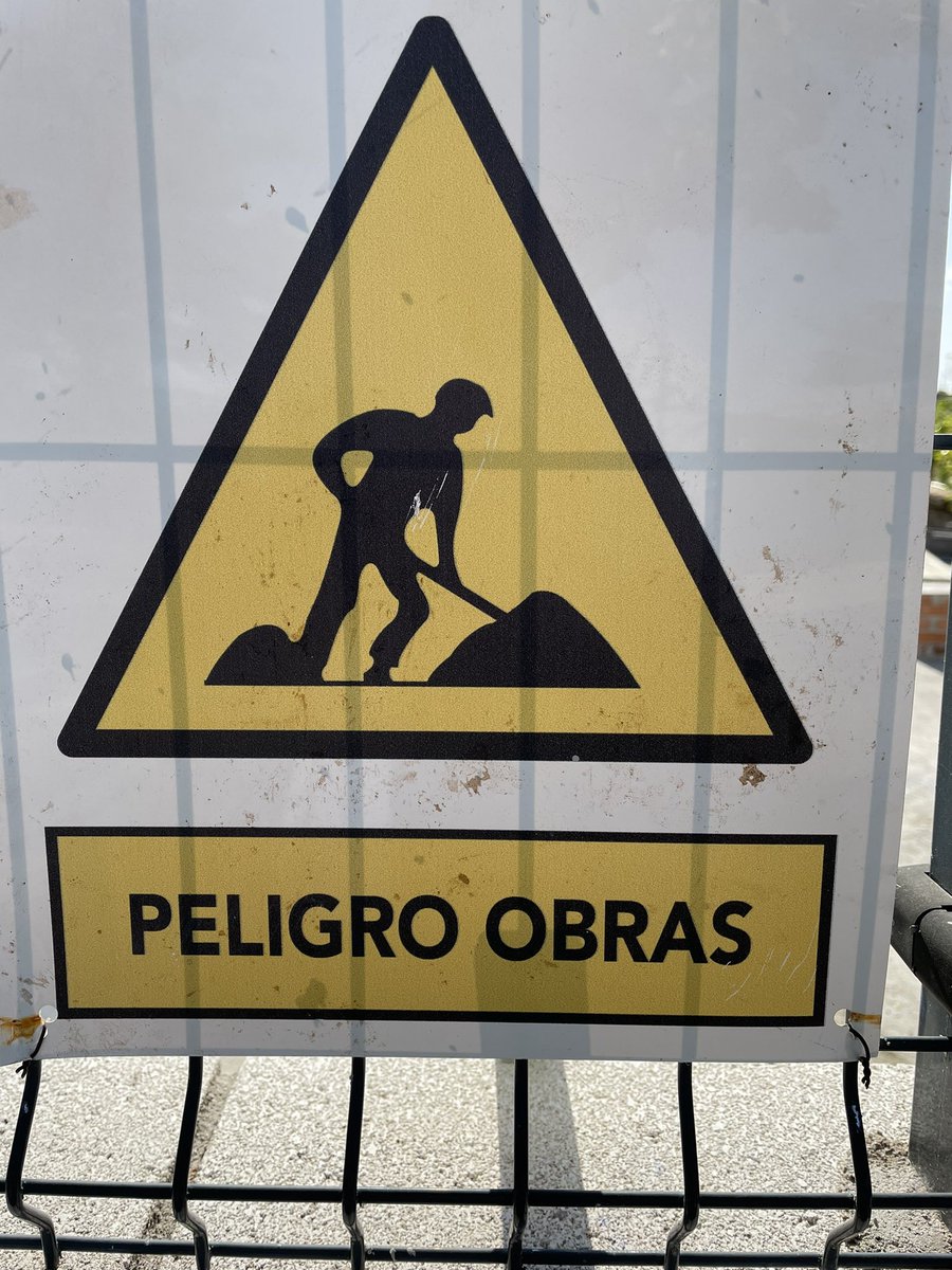 AmpaH2M's tweet photo. 🚸🚧 COLEGIO SIN TERMINAR 🚧🚸Gracias al abandono al que nos somete @educacmadrid seguiremos otro año en barracones a los que este nuevo curso sumamos unos nuevos barracones. Nuestro cole debería estar UA TERMINADO 🏫#HéroesDosDeMayoCompletoYa #StopBarraconesH2M #NoSinMiCole https://t.co/0J4AbcVQF8