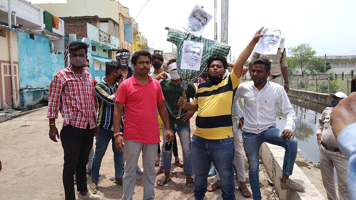 Rishabh05091997's tweet image. राजनांदगांव NSUI जिला उपाध्यक्ष राजा यादव के नेतृत्व में काँग्रेस के शीर्ष नेता राहुल गांधी एवं वरिष्ठ कांग्रेसियों के टि्वटर अकाउंट बंद किए जाने के विरोध में केंद्रीय मंत्री अश्वनी वैष्णव का पुतला बनाकर गंदे नाले में बहा गया।। @RahulGandhi @AshwiniVaishnaw @RajayadavNSUI
