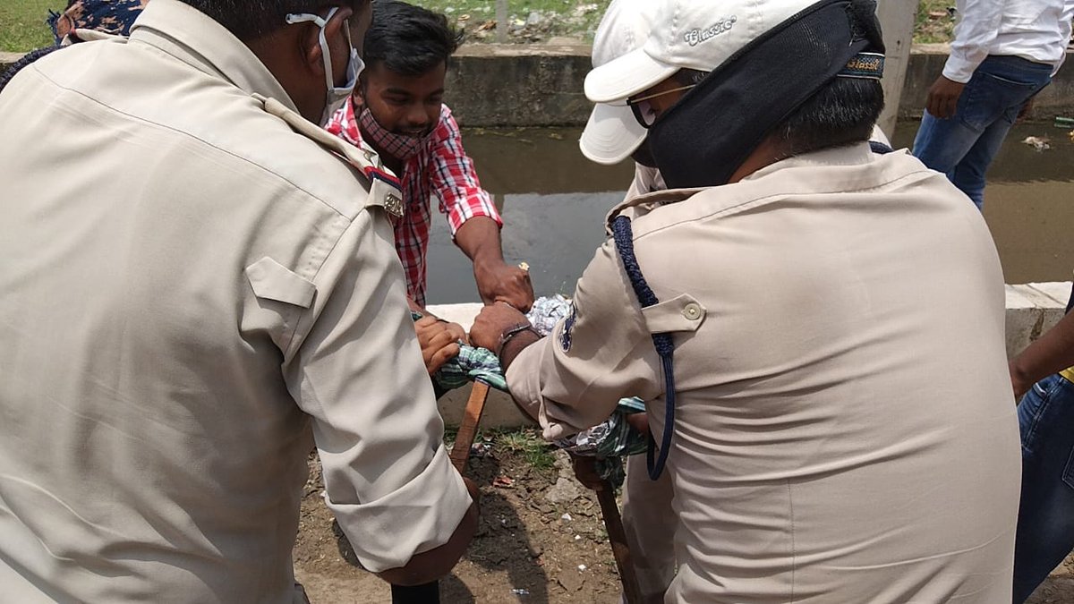 Rishabh05091997's tweet image. राजनांदगांव NSUI जिला उपाध्यक्ष राजा यादव के नेतृत्व में काँग्रेस के शीर्ष नेता राहुल गांधी एवं वरिष्ठ कांग्रेसियों के टि्वटर अकाउंट बंद किए जाने के विरोध में केंद्रीय मंत्री अश्वनी वैष्णव का पुतला बनाकर गंदे नाले में बहा गया।। @RahulGandhi @AshwiniVaishnaw @RajayadavNSUI