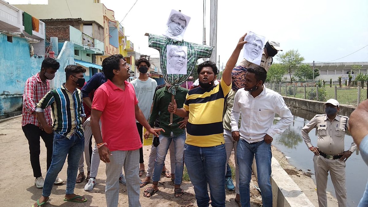 Rishabh05091997's tweet image. राजनांदगांव NSUI जिला उपाध्यक्ष राजा यादव के नेतृत्व में काँग्रेस के शीर्ष नेता राहुल गांधी एवं वरिष्ठ कांग्रेसियों के टि्वटर अकाउंट बंद किए जाने के विरोध में केंद्रीय मंत्री अश्वनी वैष्णव का पुतला बनाकर गंदे नाले में बहा गया।। @RahulGandhi @AshwiniVaishnaw @RajayadavNSUI