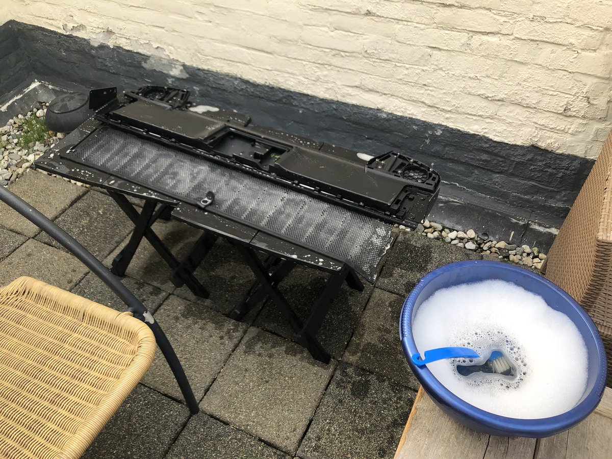 tim_wiegerinck's tweet photo. Washed all the parts with soapy water to remove hopefully all the grime and dust that had settled in every nook and cranny :) #mazda #mx5 #mk2 #soundbar #windblocker https://t.co/1NKTwjkgmH