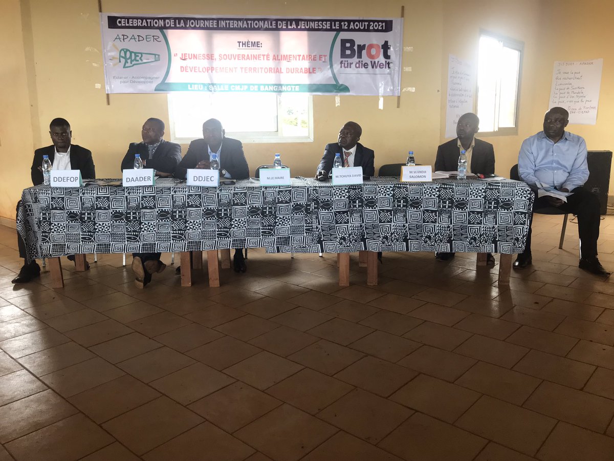 Apader4's tweet photo. APADER célèbre la journée internationale de la jeunesse en synergie avec les services déconcentrés de l état en charge des questions de jeunesse, d’agriculture et d emploi.Le maire de la commune de Bangangte s’engage contre le chômage des jeunes. https://t.co/0aibcsxsm2