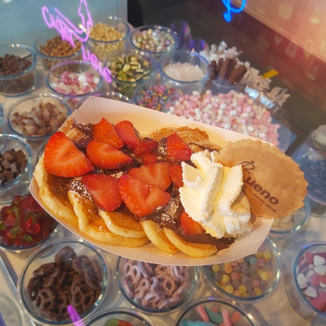 goapplegreen's tweet photo. Bueno is officially open at Applegreen Gorey, Ramstown Lower 🙌We were so glad to see all the happy faces stopping by to enjoy some delicious desserts such as sundaes, cheesecakes and pancakes!🍦 Our first customer was very happy with his milkshake!😊
#IceCreamSundaes #Milkshakes https://t.co/NOjNNY8781