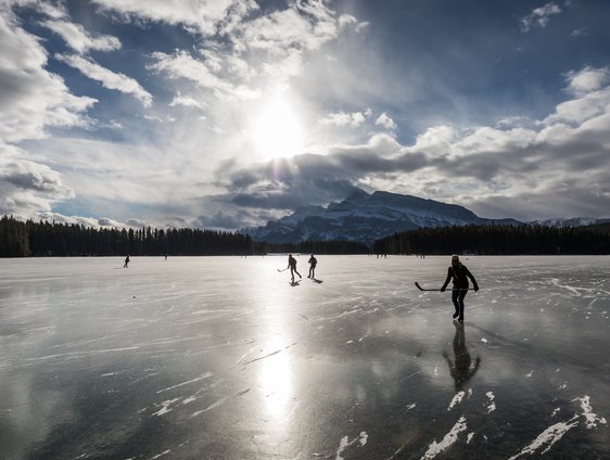 freshtracker's tweet image. The Canadian Rockies becomes a snowy wonderland between December and March. Up for a magical experience? Try ice skating on the frozen lakes in Banff!

ecs.page.link/YMjei
