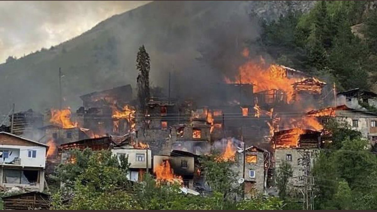 AKP Hükümeti;
Eğitimi,
Sağlığı,
Turizmi,
Ekonomiyi,
Yangın söndürmeyi,
Sel felaketini,
Mülteci sorununu yönetemedi.
Bedelini yönetenler değil, yönetilenler cahil kalarak, işsiz kalarak, sağlığı bozularak, fakir kalarak, yanarak, boğularak ödüyorlar.
#SuçunuzBüyük