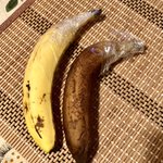 【バナナを長持ちさせる方法】茎の先端をラップでまくだけ