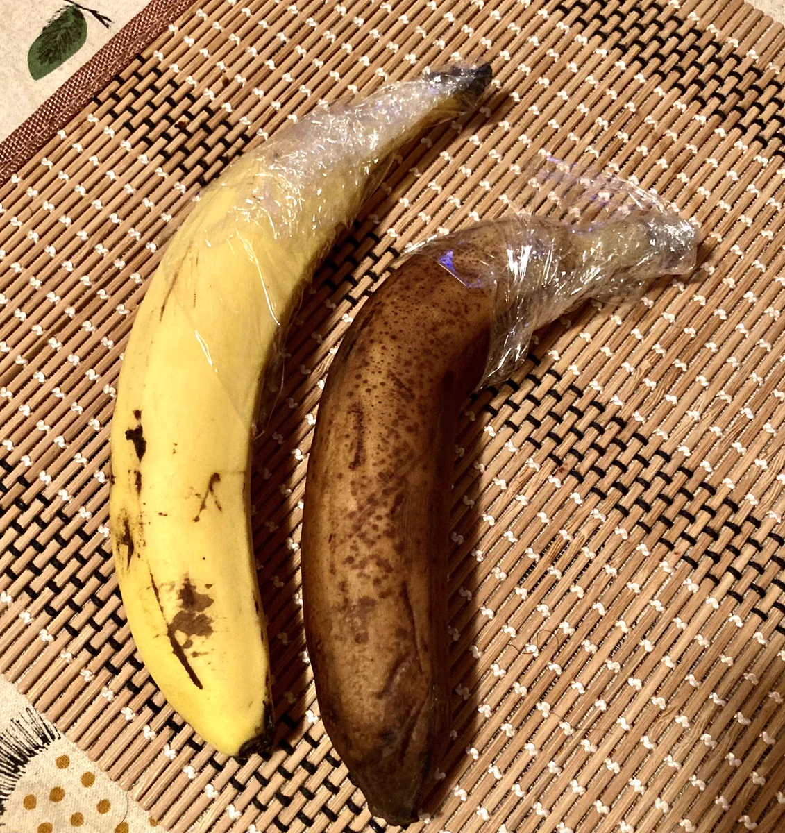 【バナナを長持ちさせる方法】茎の先端をラップでまくだけ