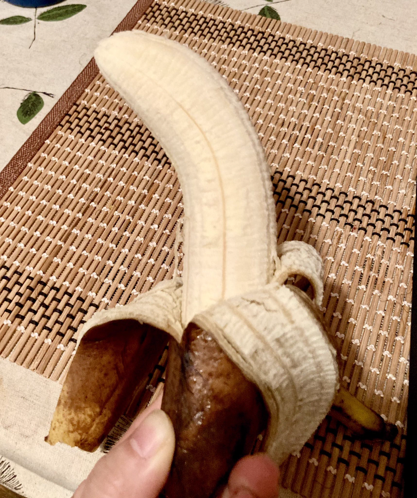 【バナナを長持ちさせる方法】茎の先端をラップでまくだけ