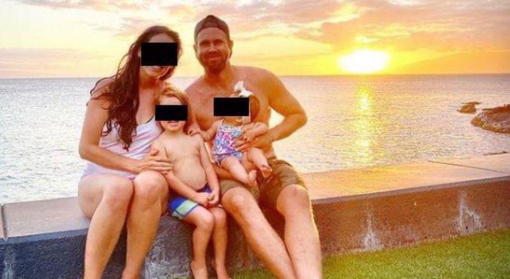 rosaliliatorrs's tweet photo. ¡Un verdadero monstruo🤬🤬! Detienen a Matthew Taylor, el surfista que mató a sus hijos en Rosarito

El ciudadano estadounidense, fue detenido luego de que apuñaló y mató a sus hijos de 2 y 4 años en Rosarito, Baja California.

https://t.co/pcvIBLFjjh https://t.co/I1tsUFpFjM
