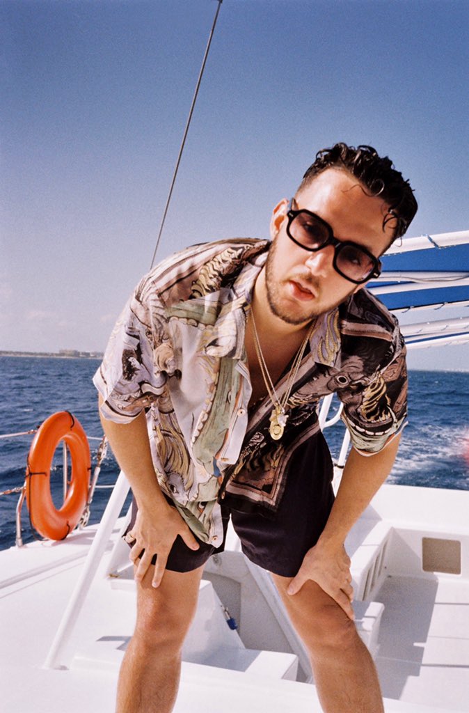 Se que si miras hacia atrás se ven unas nubes chungas pero vas a seguir remando porque la vida se trata de eso 🥂 palante 🌊

youtu.be/6MRguHpVT1g