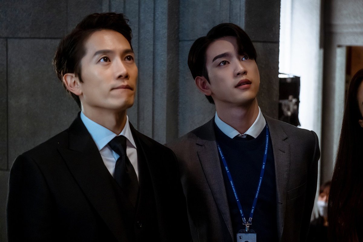 noyalain's tweet image. - Сценарист, вы персонажам жизнь без стекла даёте? 
- Нет, только показываю 
- Красивое... 

#TheDevilJudge