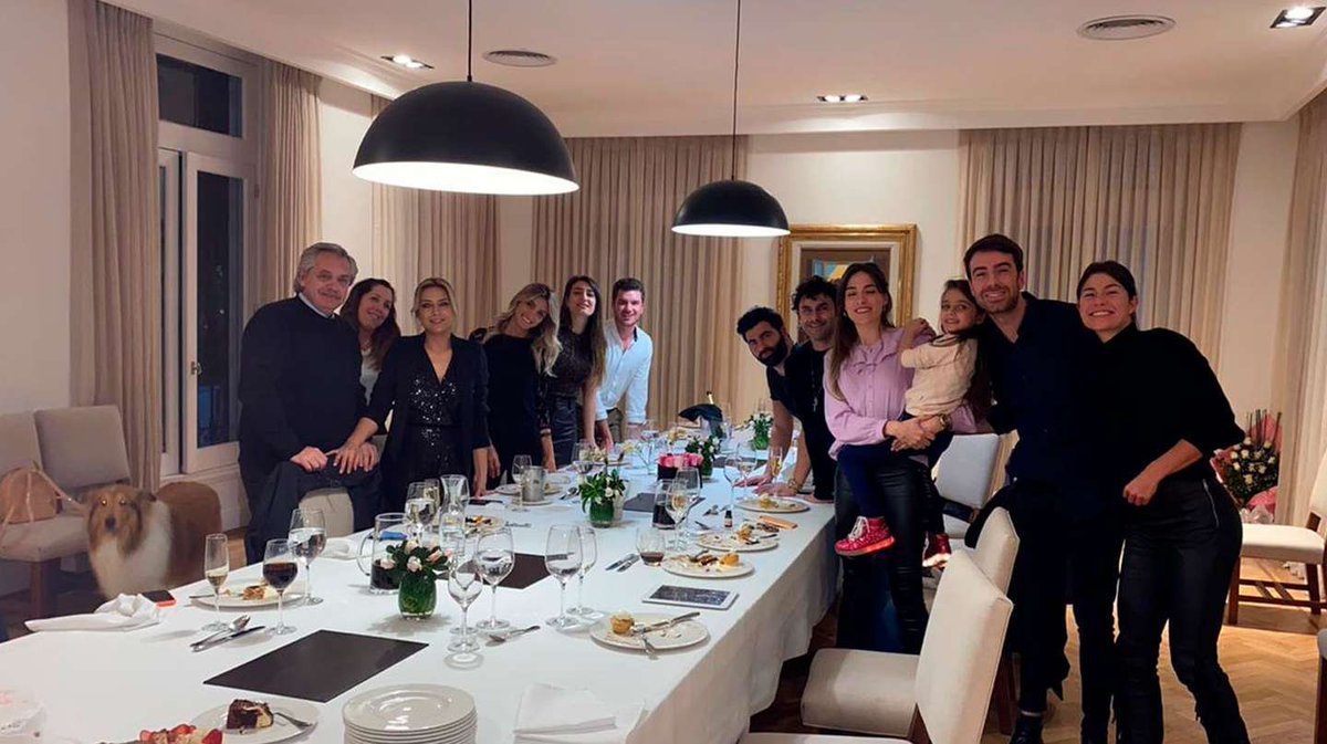 Mr_Bugman's tweet photo. -¿No hay un fiscal que actúe de oficio aquí?
-El fiscal estaba sacando la foto. https://t.co/NONPXaxgzi