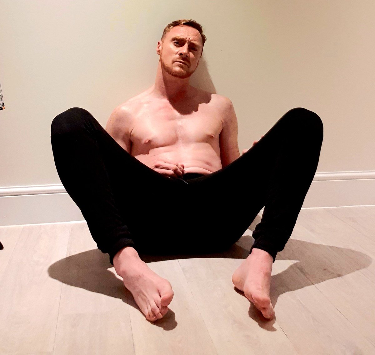 Miles03801687's tweet photo. #redhot100 #2021 #muscledaddy #daddyginger #bigginger #bigred #bulge #mensfashion #Gingerlockers #GINGERMODEL #gingerbeard #beardsofinstagram #beardedhomo #homo #modellife #modelsearch #REDHOTFEATURES #redhotbbws https://t.co/nWZT6AKlpL
