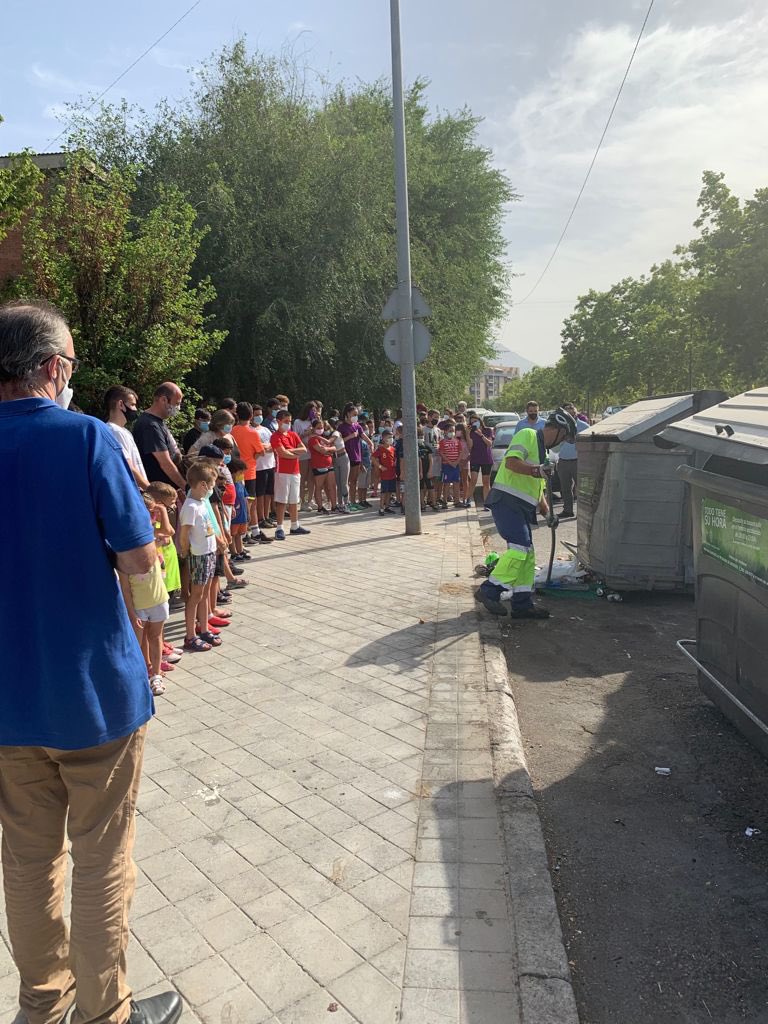 jacobocalvo's tweet photo. Me encanta! Hoy, en Almanjáyar #Granada, niños, niñas y familias (ALFA), conjuntamente con INAGRA, han conocido la labor de los profesionales que se encargan de la limpieza en el barrio y para tomar conciencia de lo que podemos hacer entre tod@s  para mantenerlo limpio. https://t.co/1VPUH8le5c