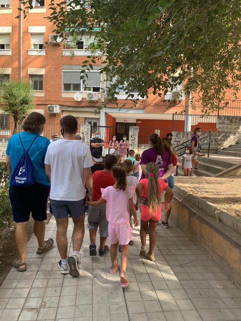 jacobocalvo's tweet photo. Me encanta! Hoy, en Almanjáyar #Granada, niños, niñas y familias (ALFA), conjuntamente con INAGRA, han conocido la labor de los profesionales que se encargan de la limpieza en el barrio y para tomar conciencia de lo que podemos hacer entre tod@s  para mantenerlo limpio. https://t.co/1VPUH8le5c
