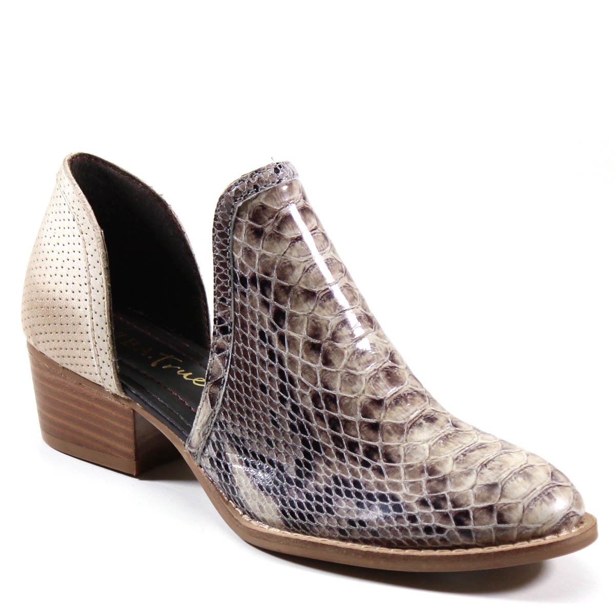 NaborsShoes's tweet image. SHY TOWN by #DibaTrue lets the shoes do the talking. The upper features an extended vamp design that bends &amp;amp; molds to the foot with an adjustable top-line feature. Side cutouts &amp;amp; a smooth back panel creates an eye-catching contrast. 
#NaborsShoeCenter #NextDoorNabors #TheShoeDog