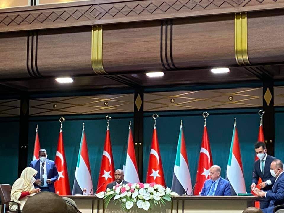 Bynkara1's tweet photo. 🔴#SUDAN ARTIK BİZİMLE..
Sudan devlet başkanına muhteşem karşılama...
Her alanda çok #mükemmel süper anlaşmalar imzalandı..
Artık #SEvakin adası tamamen bizim insiyatifimizde... 🇸🇸🇹🇷 https://t.co/57hov0sGAM