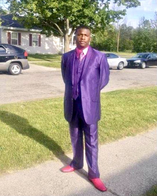 TyTheOneJOSE's tweet image. I really went to prom dressed like the dance emoji 🕺🏾🤦🏾‍♂️😂😂 #Prom2012