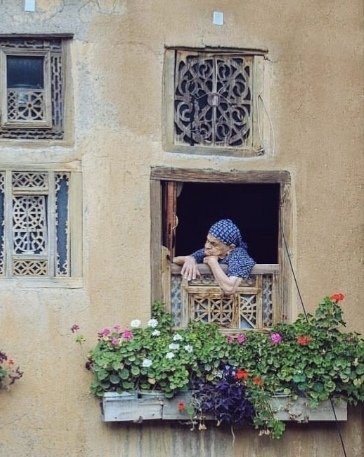 ______________________________________
                                🌾
                          derler ki;
      "Malı mülkü değil, kaşı gözü değil,
       merhametidir insanı insan yapan."