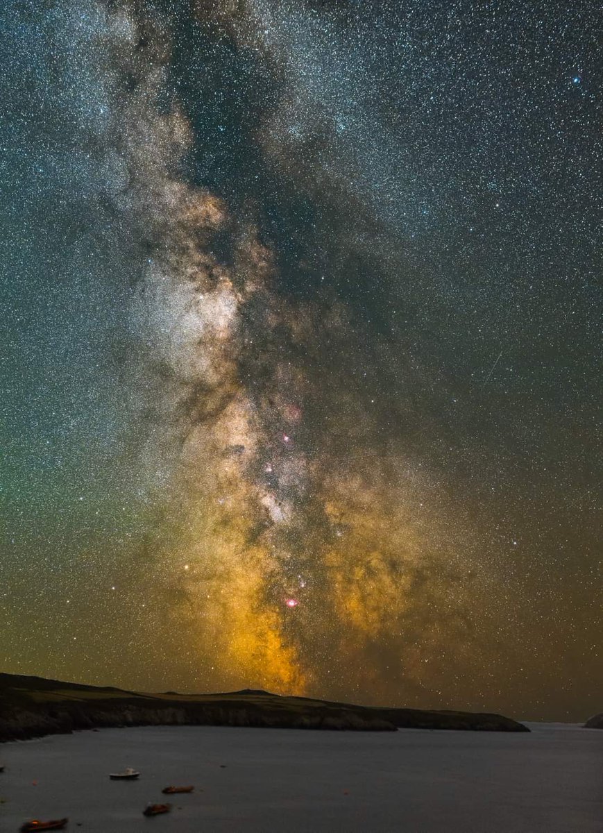 Breathtaking skies in #Pembrokeshire last night! @carolvorders you need to join us one night on the #coastalpath @IDADarkSky @JohnBarentine @Ruth_ITV @VisitPembs @PembsCoast @milkywaychasers @DerekTheWeather @BBCStargazing @skyatnightmag @CanonUKandIE @StaceySolomon