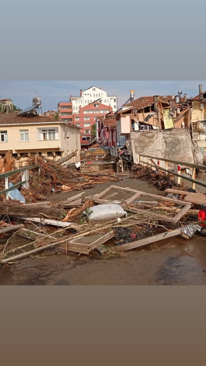 Furkanamatilki's tweet photo. Bozkurt, İlişki köyü sel felaketi yaşadı bir çok kişiden haber alınamıyor ekmek, su, elektrik hiçbir şey yok bu haberi olabildiğince yayalım #bozkurtyokoldu https://t.co/YEicOZOKql