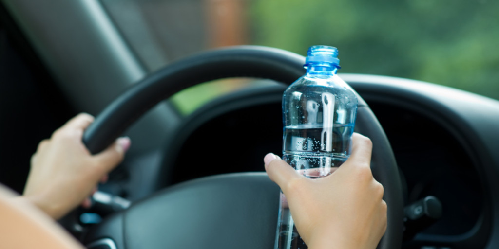 DGTes's tweet photo. Procura estar atento a esas acciones a veces automáticas, inconscientes, que pueden esperar hasta que detengas el vehículo y que pueden ser causa de #accidente. 

Mientras conduces no leas, no discutas, no rebusques en el bolso, déjalo para después. 

#CERODISTRACCIÓN https://t.co/H6I4IJnEAa