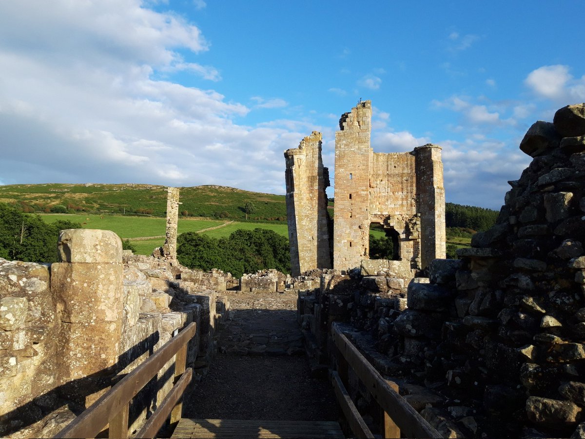 JulesHumphrys's tweet photo. How to unwind after spending three days showing people round castles. Visit another castle #edlingham https://t.co/sA8uvXLcaq